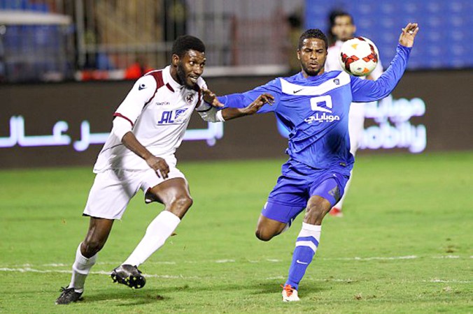 مهاجم الهلال ناصر الشمراني يسيطر على الكرة بملاحقة مدافع الفيصلي