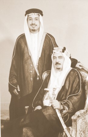 السفير السعودي في مدينة كراتشي مع ابنه