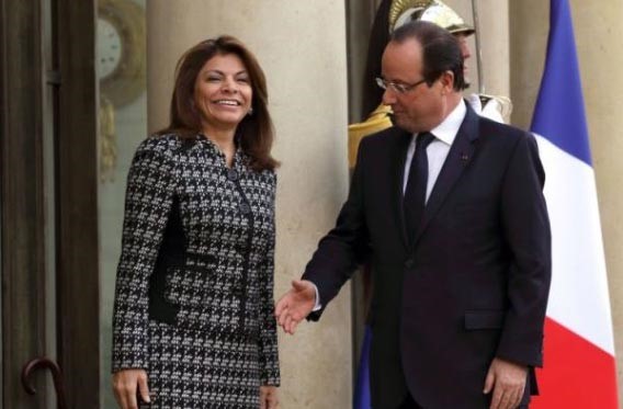حرج فرانسوا هولاند: زعماء يرفضون مصافحته باليد