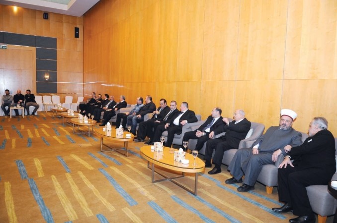 عدد من الحضور لتقديم واجب العزاء في الوزير الراحل