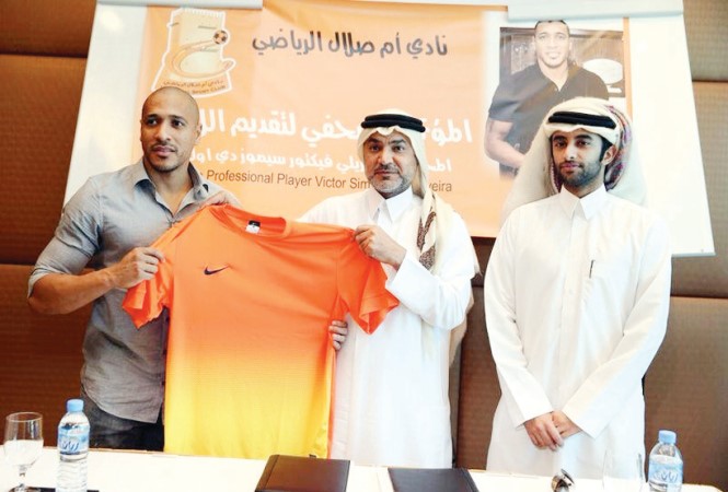 البرازيلي فيكتور يتوسط خالد عبدالجبار وتميم ال ثاني