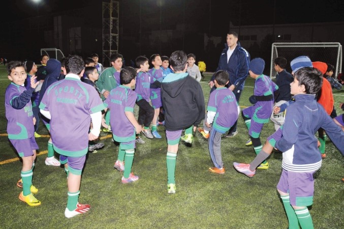 المدير الفني عاطف محمد يجري عملية الاحماء للاعبين﻿