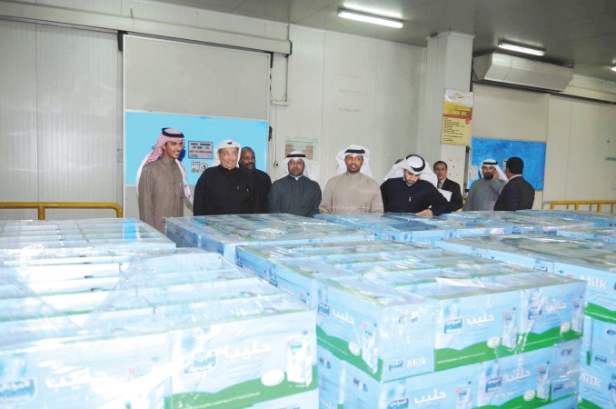 السمحان والخرافي وعدد من الحضور يتابعون عملية شحن الحليب الى الاشقاء من الشعب السوري	اسامة ابوعطية﻿