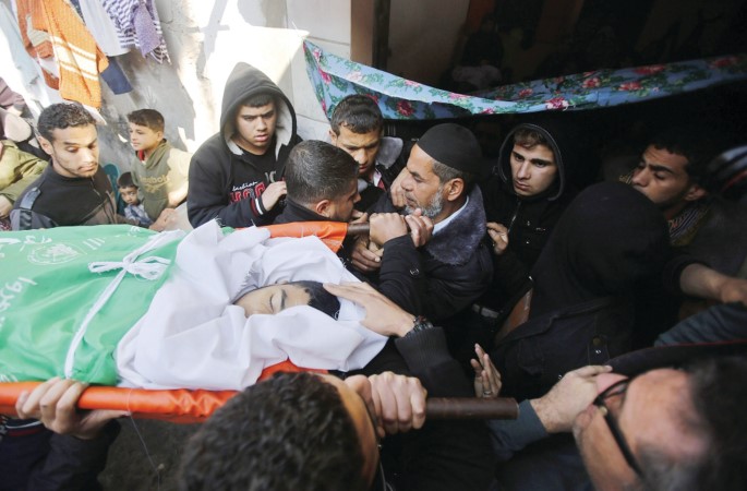  فلسطينيون يشيعونامس جثمان الشاب عدنان ابوخاطر الذي قضى برصاص قوات الاحتلال	رويترز﻿