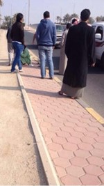 مواطنون يحيطون بالوافدة الاثيوبية بعد انزالها من الجسر﻿
