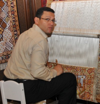 زكريا ابو سعدة في ورشة الحياكة﻿