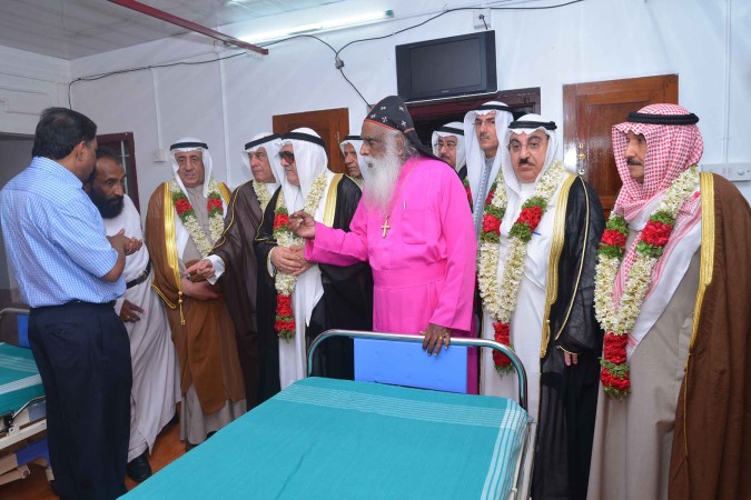  ويستمع الى شرح عن تجهيزات المستشفى﻿