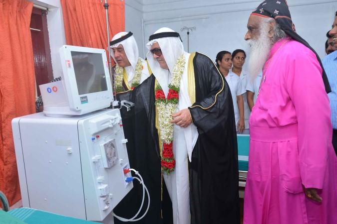 وفد المبرة يطلع على احد الاجهزة﻿