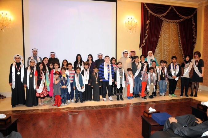 عدنان وفيصل العثمان يتوسطان المحتفى بهم
