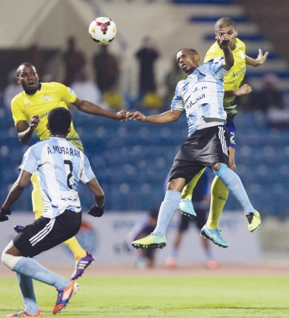 مدافع النصر محمد حسين يحول الكرة براسه صوب مرمى النهضة موقع النصر