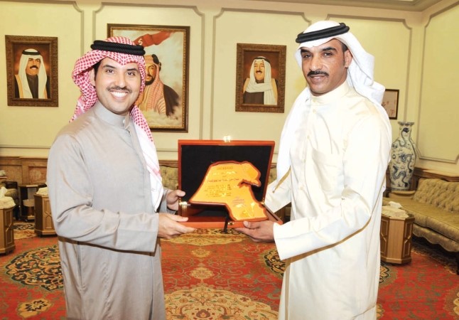 الشيخ صباح ناصر المحمد يتسلم درعا تذكارية من خالد الشمري ﻿