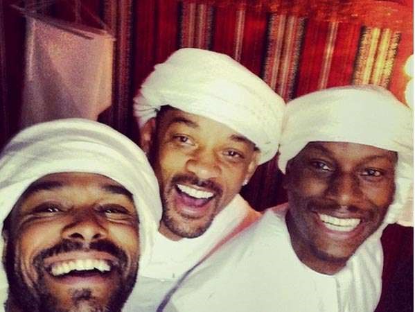 بالفيديو والصور.. ويل سميث يرتدي الزي الخليجي ويحتفل برأس السنة في دبي