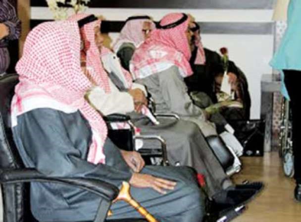 مجموعة من المسنين في مركز فرح