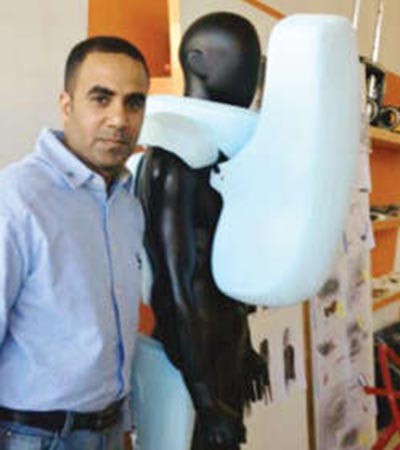  وبجوار نموذج للسترة الهوائية