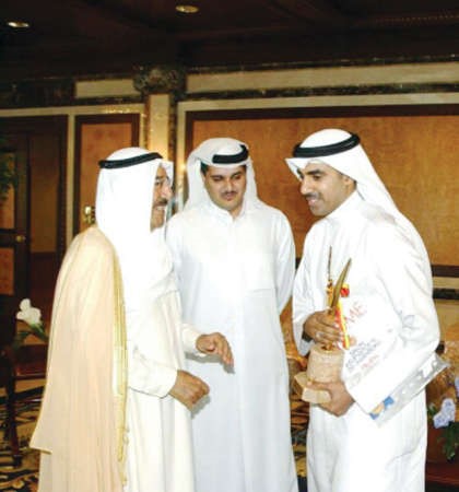 صاحب السمو الامير الشيخ صباح الاحمد مكرما الحشاش في احدى المناسبات 