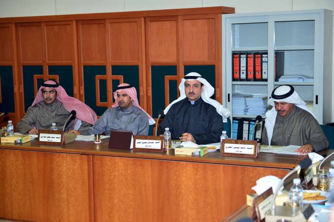 ماجد موسى وجمال العمر وسيف العازمي خلال الاجتماع ﻿