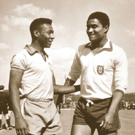  ويقف الى جانب الاسطورة البرازيلية بيليه في احدى المناسبات الكروية عام 1963﻿