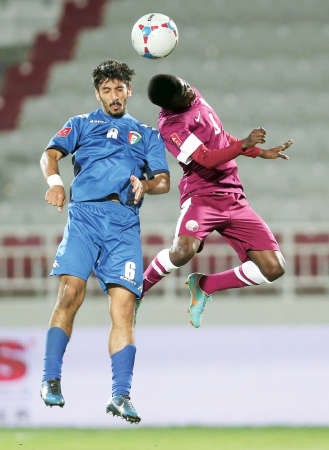 صراع على الكرة بين لاعب الازرق سعود الانصاري والقطري عادل احمد	رويترز﻿