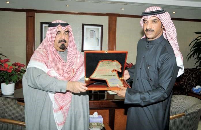 اللواء الشيخ احمد الخليفة يتسلم درعا من الشمري﻿