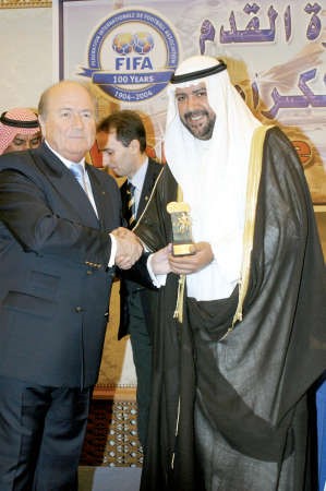 الشيخ احمد الفهد مكرما جوزيف بلاتر﻿
