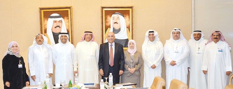 الشيخ علي الجراح يتوسط اعضاء مجلس ادارة البنك المشاركين في البرنامج التدريبي﻿