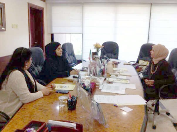 مريم الوتيد خلال اجتماعها مع هدى المطيري ونجيبة دشتي﻿
