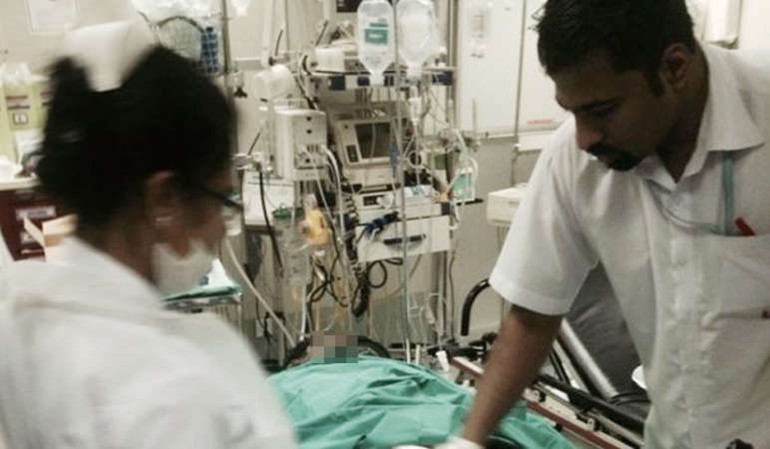 المتهم خلال تلقيه العلاج في مستشفى الجهراء امس