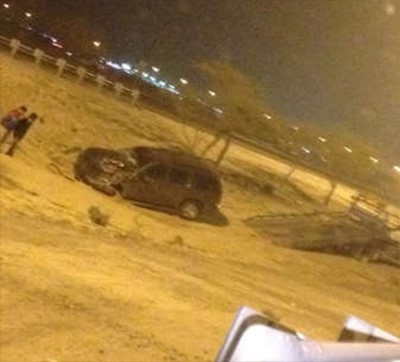 المركبة بعد سقوطها في حفرة تصريف المياه﻿
