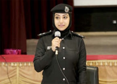 الملازم سارة مصطفى تلقي محاضرتها﻿