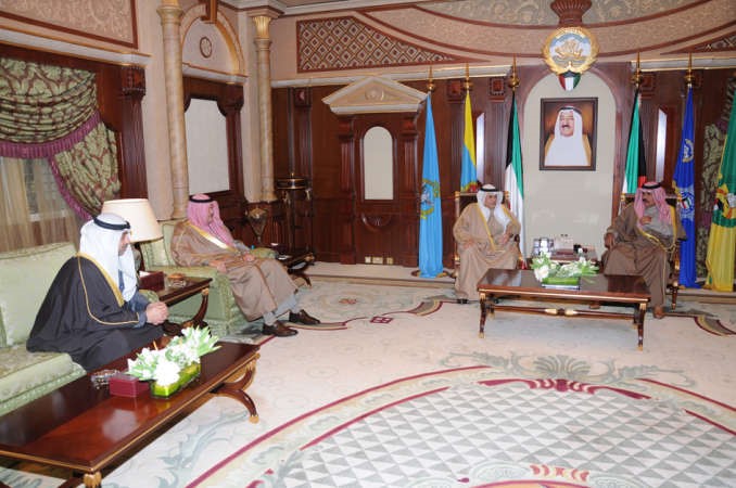 سمو ولي العهد الشيخ نواف الاحمد مستقبلا الشيخ خالد الجراح والشيخ سلمان الحمود والشيخ محمد العبد الله