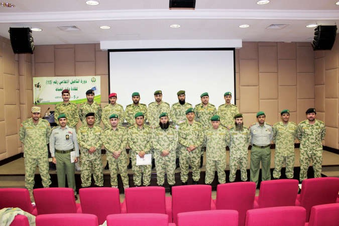 الضباط المشاركون في الدورة خلال صورة تذكارية