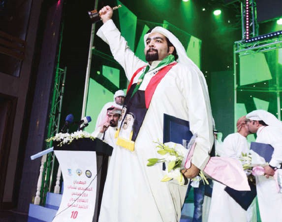 النصار لحظة تسلمه جائزة افضل عرض في مهرجان مسرح شباب الخليج 10﻿