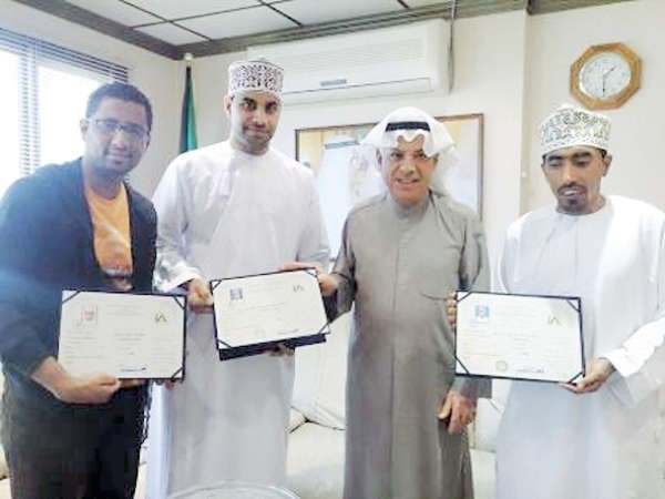 المتدربون يتسلمون شهادة اتمام الدورة من مدير عام الاكاديمية يوسف الرفاعي