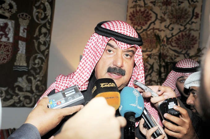 وكيل الخارجية السفير خالد الجارالله متحدثا الى الصحافيين