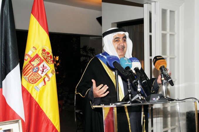 السفير عادل العيار ملقيا كلمته