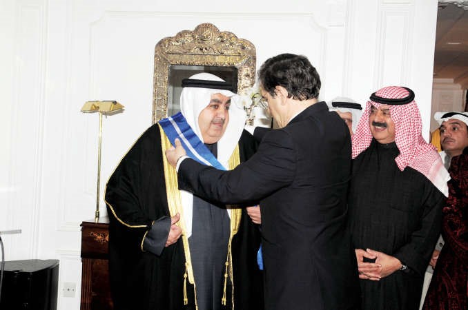 السفير انجل لوسادا مقلدا السفير عادل العيار وشاح الاستحقاق قاسم باشا