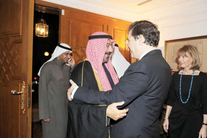 الشيخ دمحمد الصباح يتبادل التحية مع السفير انجل لوسادا