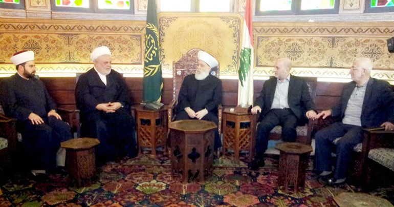المفتي قباني مستقبلا وفدا من حزب الله برئاسة الشيخ عبد المجيد عمار في دار الفتوى محمود الطويل