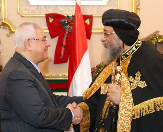 الرئيسالمصري عدلي منصور مهنئا البابا تواضروس الثاني باعياد الميلادبمقرالكاتدرائية بالعباسية امس	 افپ﻿