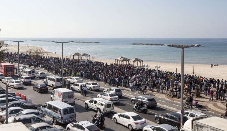 الاف المتظاهرين الافارقة من طالبي اللجوء يحتجون امام السفارة الاميركية 	افپ﻿
