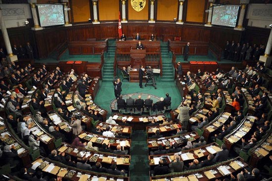 البرلمان التونسي يقر المساواة بين «الجنسين»  والمعارضة تنجح بإضافة «تجريم التكفير» للدستور
