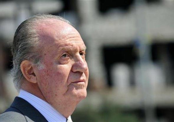 انخفاض شعبية خوان كارلوس وتزايد المطالبة بتنازله عن العرش الإسباني