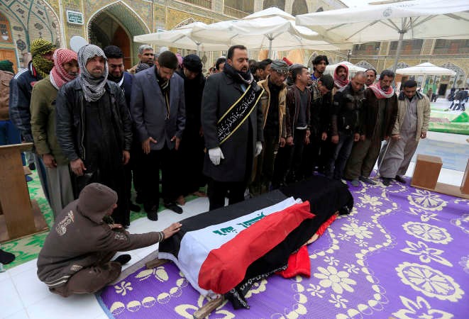 عراقيون يصلون في النجف على جنازة احد الجنود الذين قتلوا في الاشتباكات في الرمادي 	اپ﻿