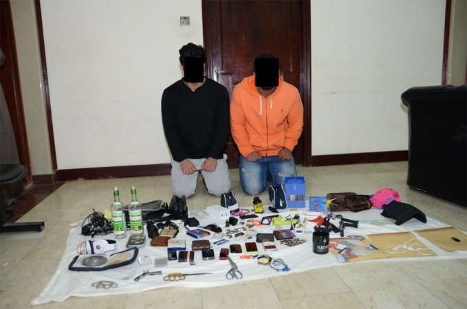 المواطنان المتهمان وامامهما كمية من المسروقات﻿