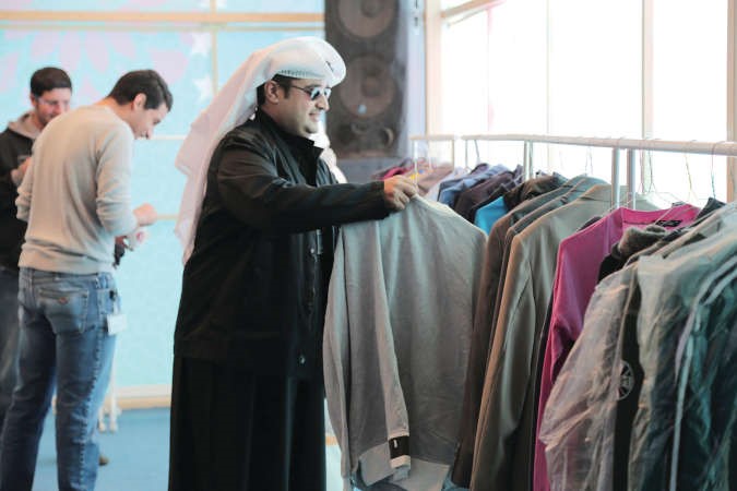 موظف خلال التبرع بمعطف ﻿