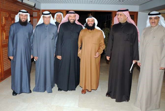 دخليل عبدالله ودعودة الرويعي وسعود الحريجي ودعلي العمير ومبارك الحريص والامين العام علام الكندري في بهو المجلس انتظارا لاعلان الحكومة