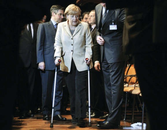 ميركل تسير على عكازين﻿
