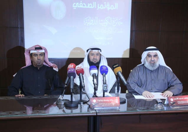 خالد بوغيث يتوسط يعقوب محمد ويوسف الفرحان
