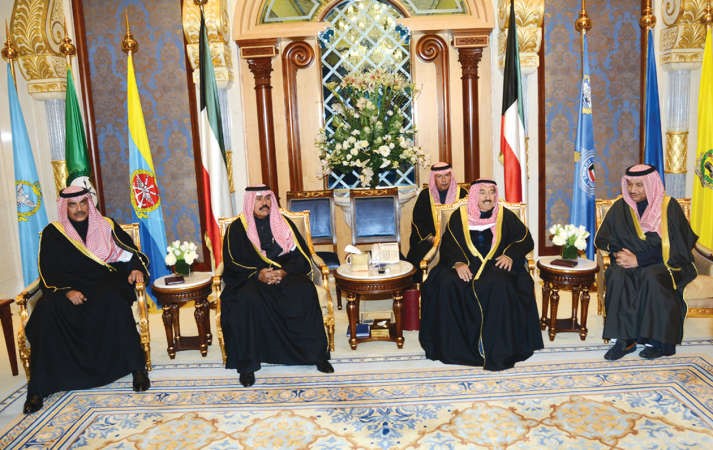 صاحب السمو الامير الشيخ صباح الاحمد وسمو ولي العهد الشيخ نواف الاحمد وسمو رئيس الوزراء والشيخ صباح الخالد خلال اللقاء
