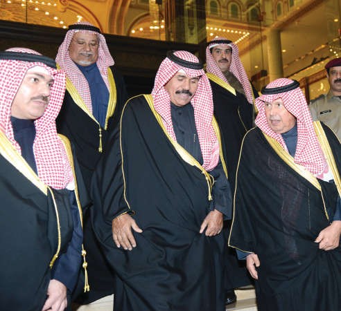 سمو ولي العهد والشيخ علي الجراح والشيخ خالد العبدالله والسفير احمد فهد الفهد
